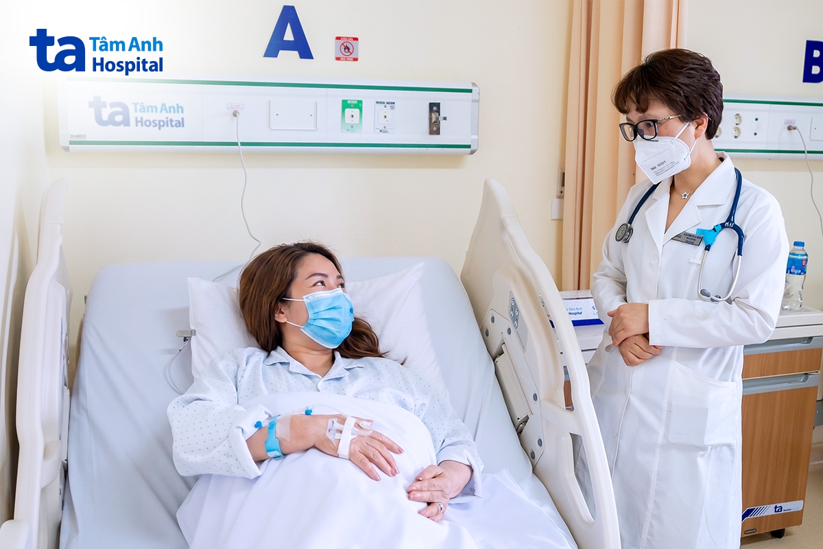 bác sĩ quyên thăm khám cho chị hạnh trong thời gian điều trị