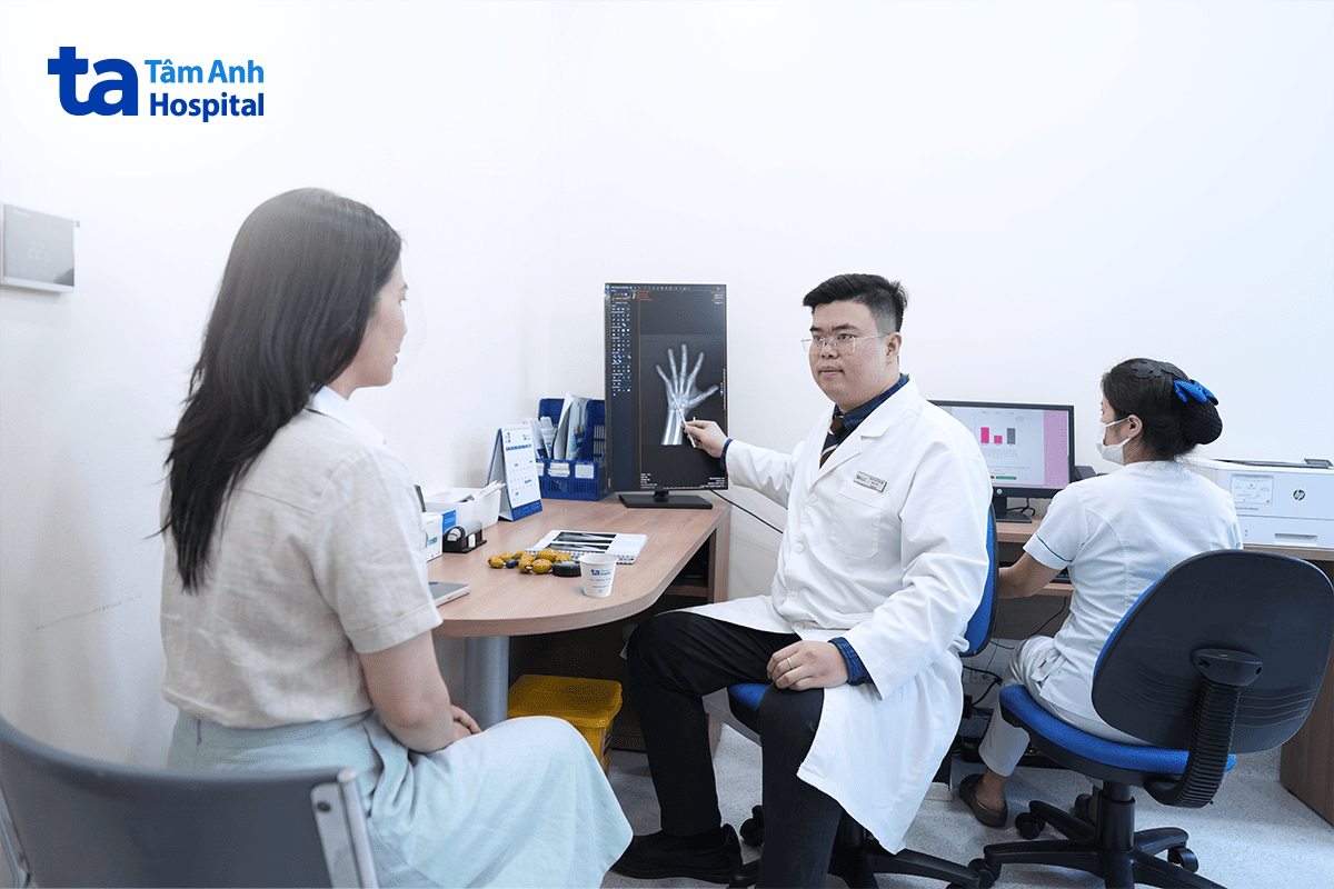 bác sĩ sơn đang tư vấn cho người nhà bé hoài