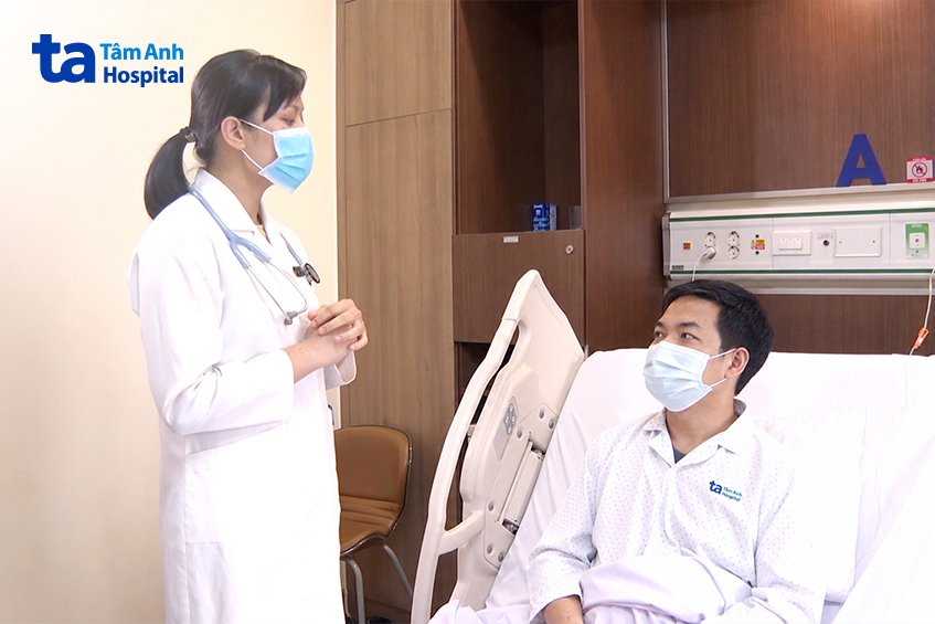bác sĩ tâm khám cho anh tiến trước xuất viện