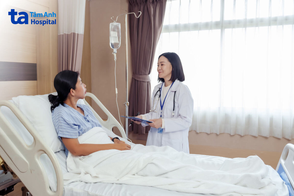 bác sĩ thăm bệnh nhân sau điều trị