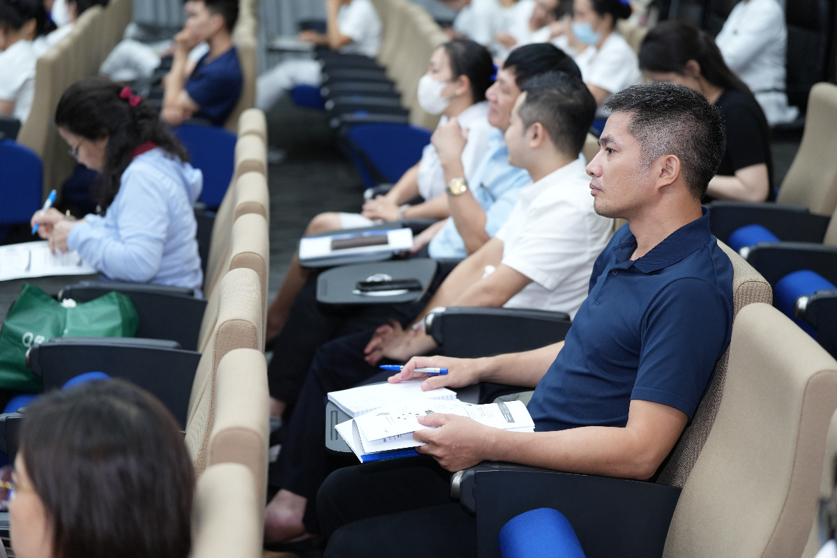 Bác sĩ theo dõi nội dung tại hội thảo khoa học