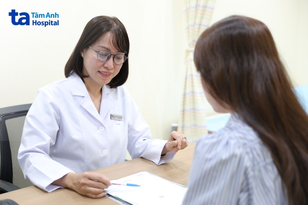 Bác Sĩ Anh Tư Vấn Cho Khách Hàng