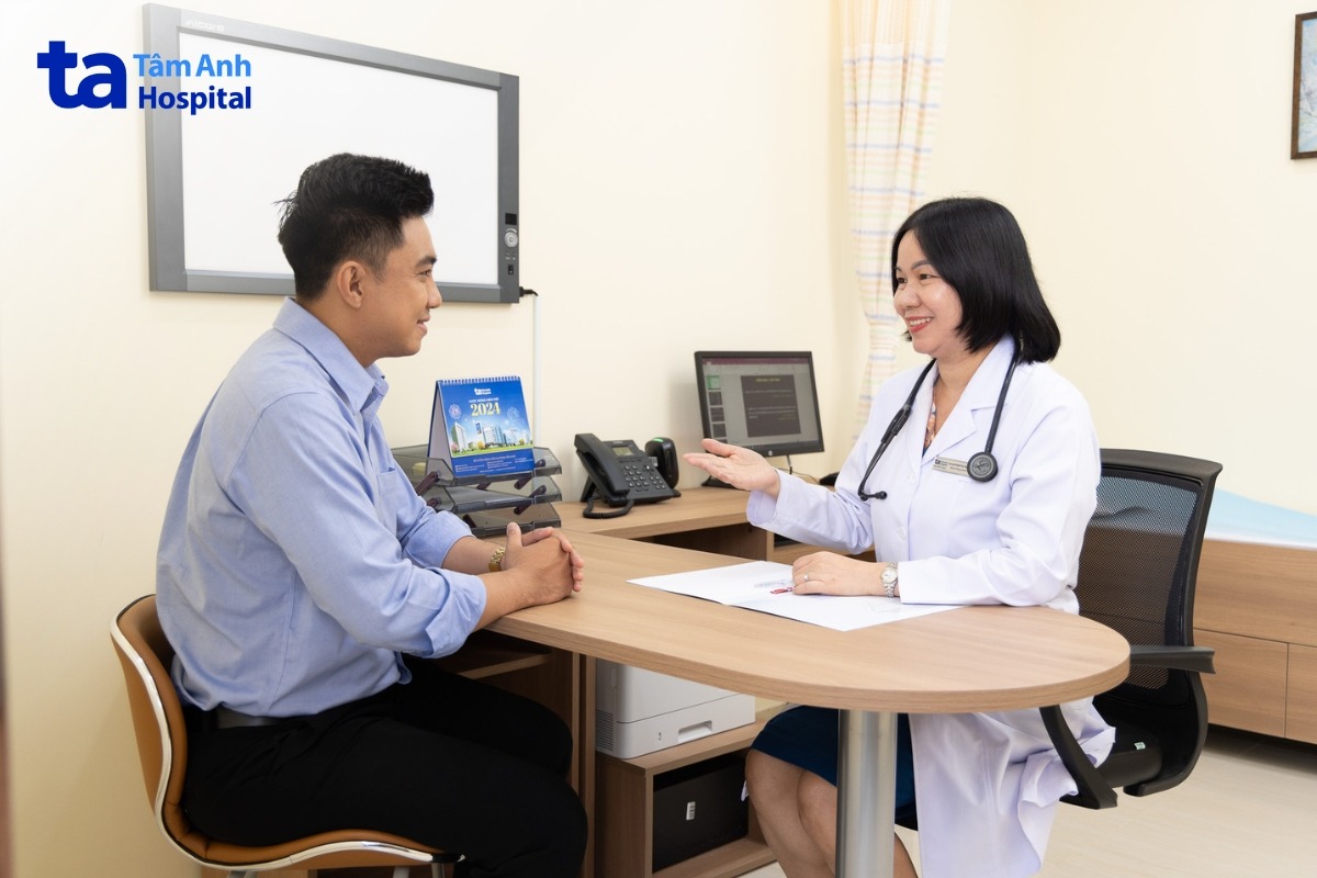 bác sĩ tư vấn bệnh cho khách hàng