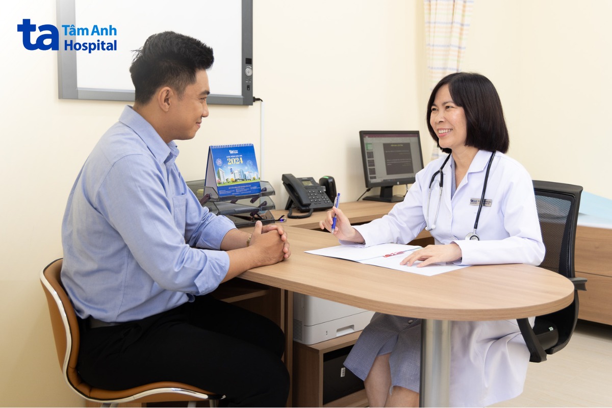 bác sĩ đang tư vấn bệnh cho khách hàng