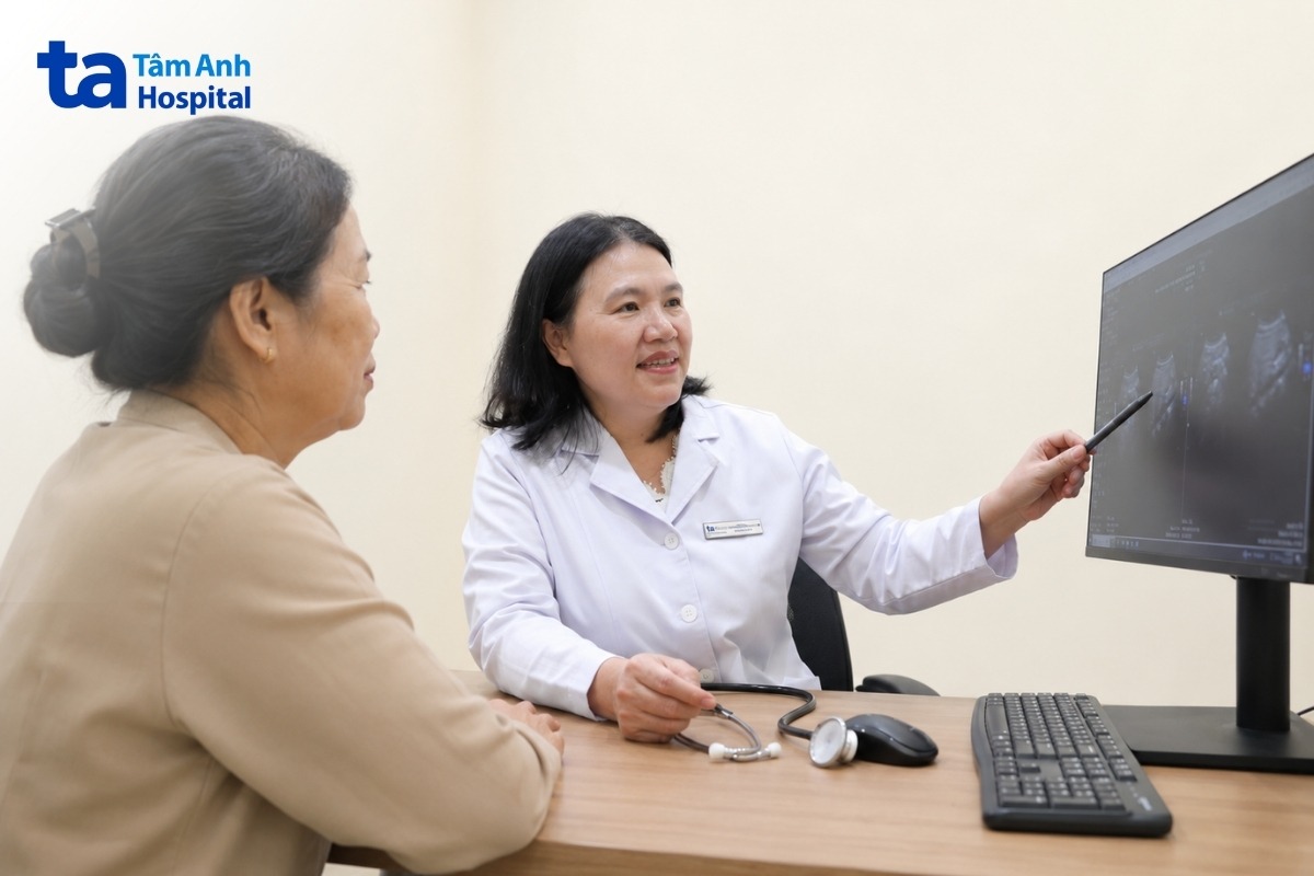 bác sĩ thảo đang tư vấn bệnh