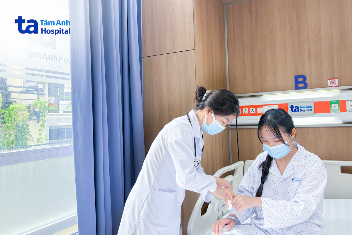 Bác sĩ thăm khám tình trạng của chị Huyền trước khi xuất viện