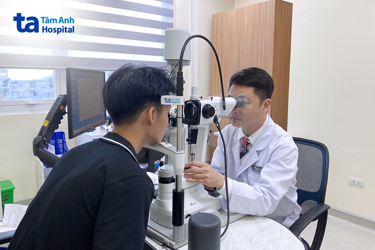Bác sĩ Thạnh khám mắt cho người bệnh sau điều trị. Ảnh: Bệnh viện Đa khoa Tâm Anh
