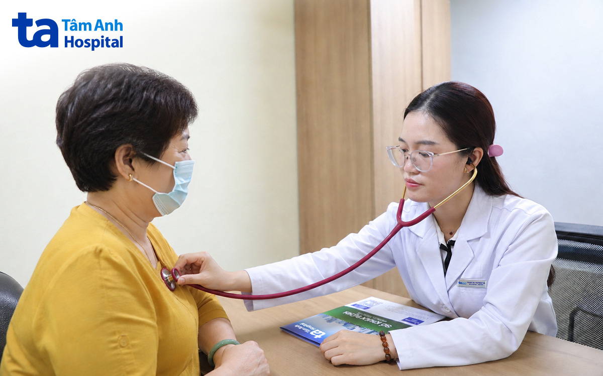 bác sĩ thảo kiểm tra sức khỏe
