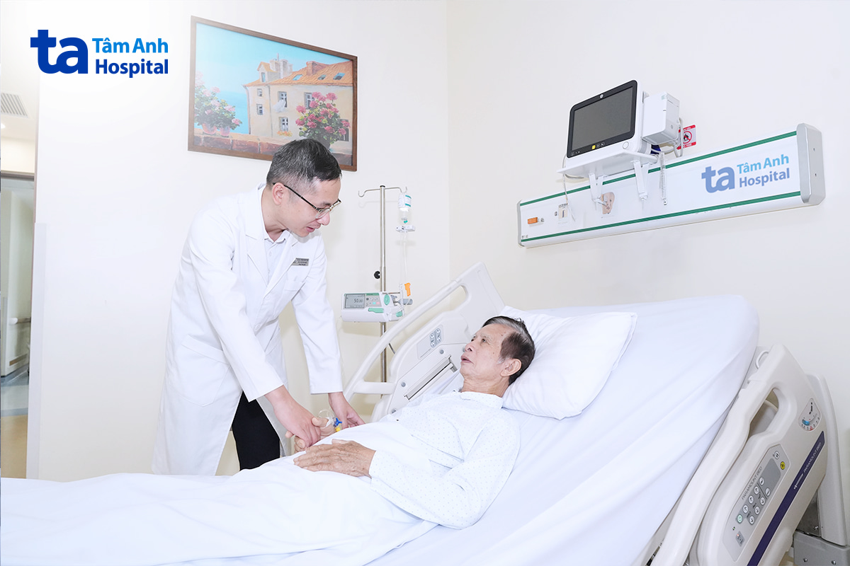 Bác sĩ Thao thăm khám cho ông Chiến và dặn dò người bệnh trước khi xuất viện
