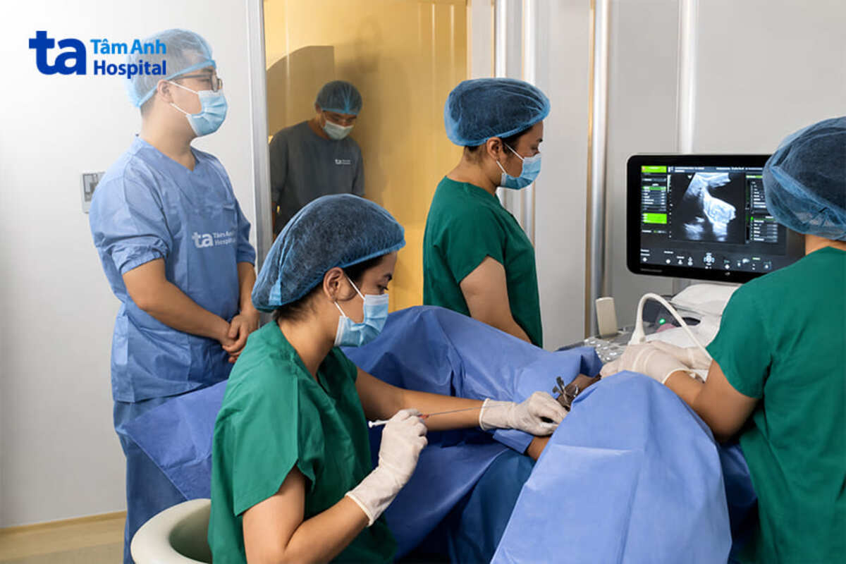 bác sĩ thủy chuyển phôi cho chị hạnh