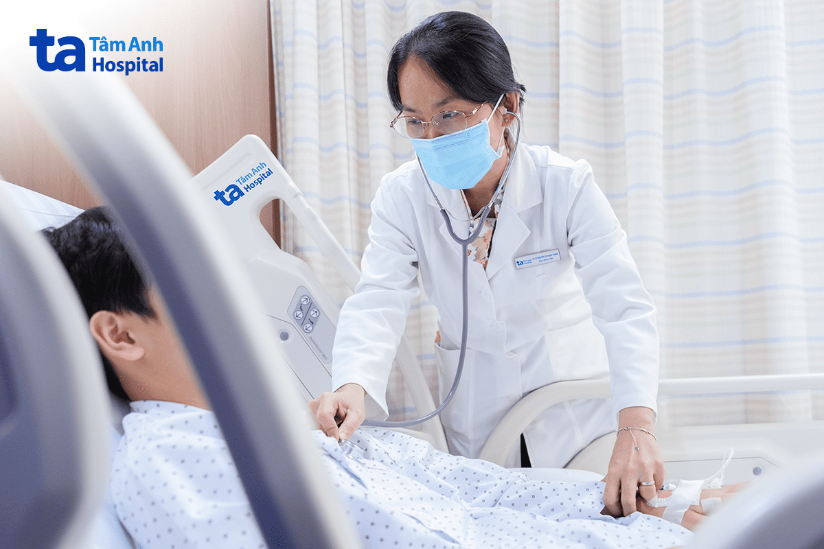 bác sĩ trang khám cho an trước khi xuất viện