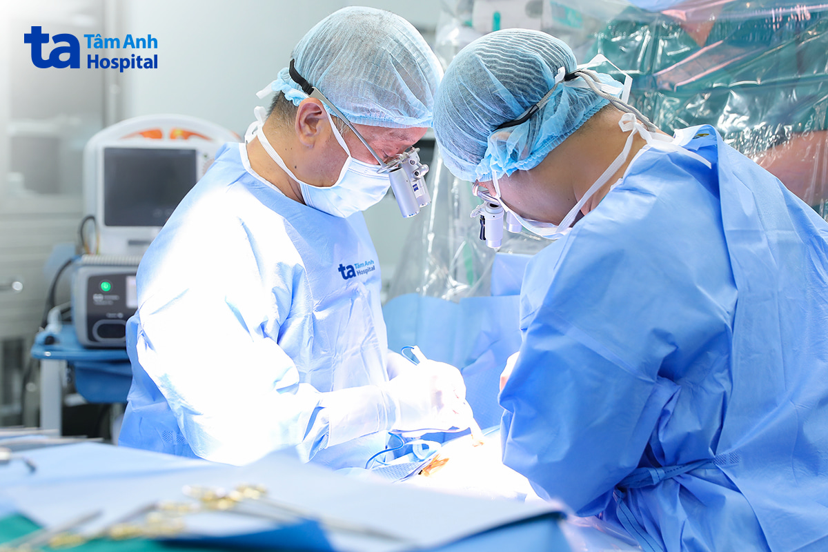 Bác sĩ Trí Viên (trái) cùng êkíp phẫu thuật cho bệnh nhi