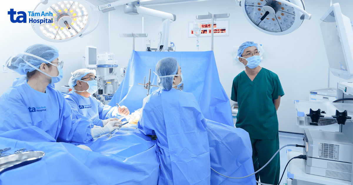 bác sĩ trọng và êkíp ngoại nhi phẫu thuật đặt thanh nâng ngực cho khang