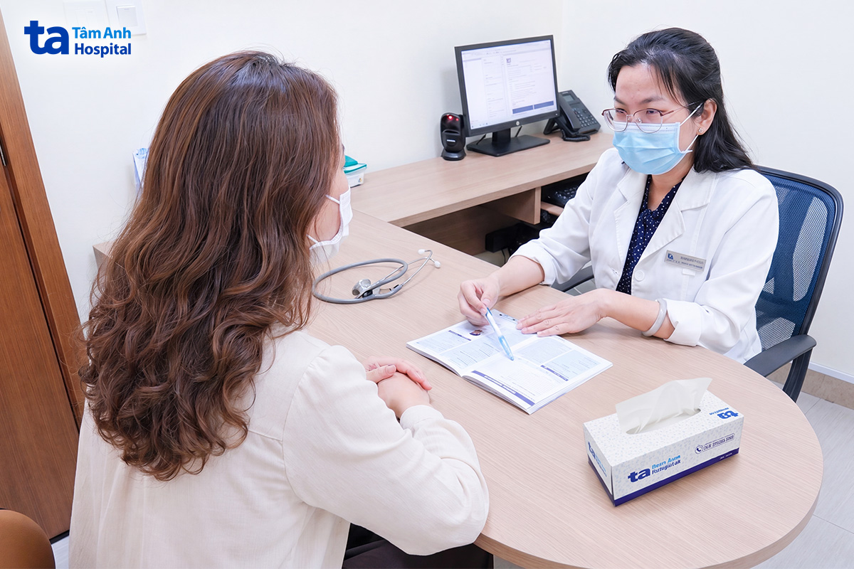 Bác sĩ Trúc tư vấn cho chị Liên về kiểm tra sức khỏe định kỳ