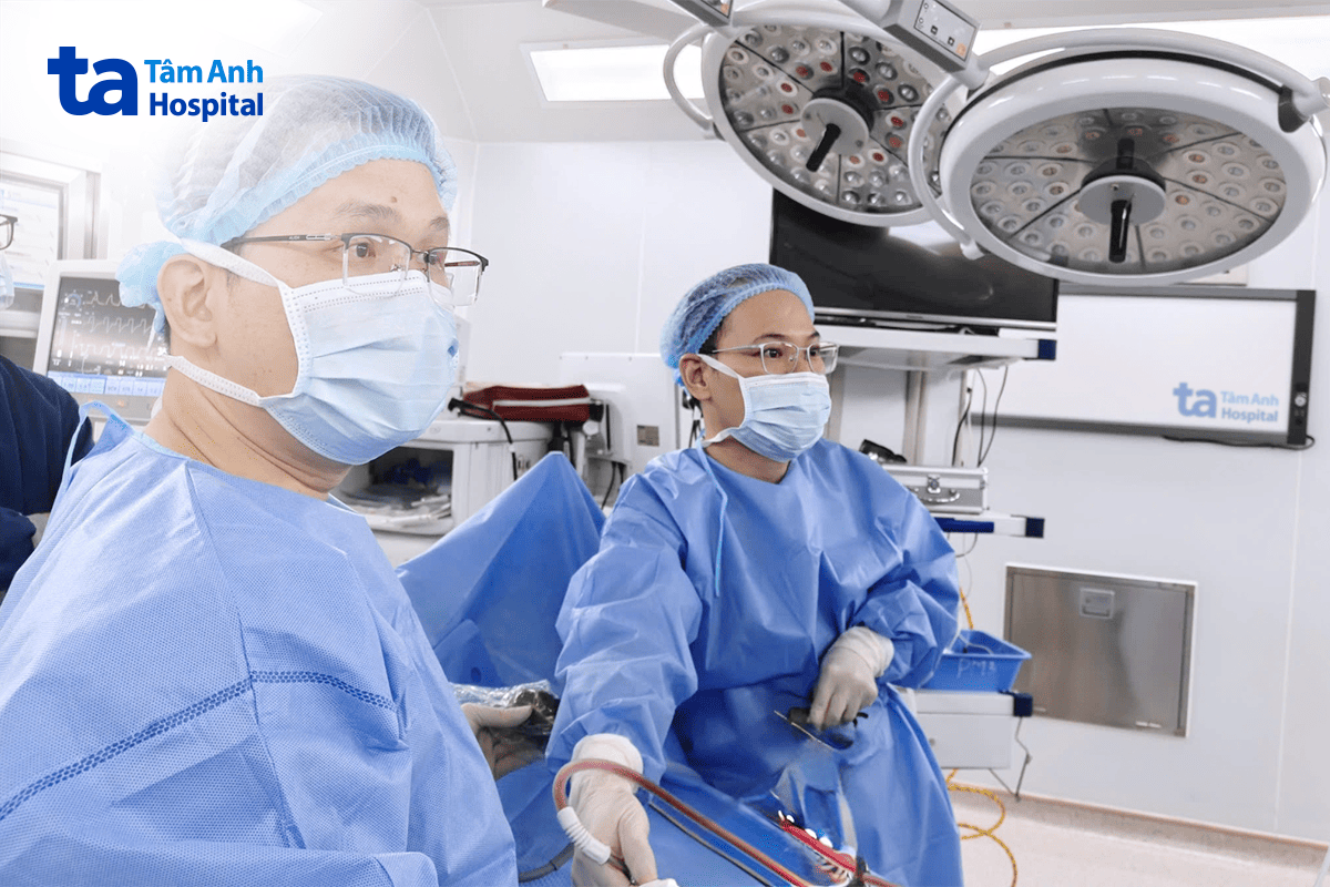 bác sĩ tư và ê kíp đang mổ cho người bệnh
