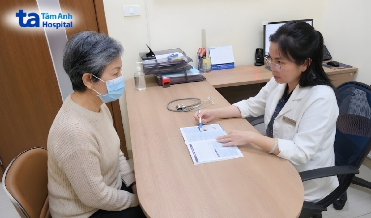 Bác Sĩ Tư Vấn Bệnh Cho Khách Hàng