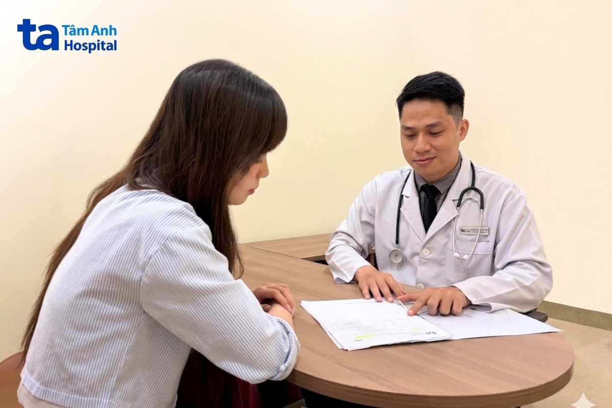 bác sĩ anh tư vấn bệnh nhân