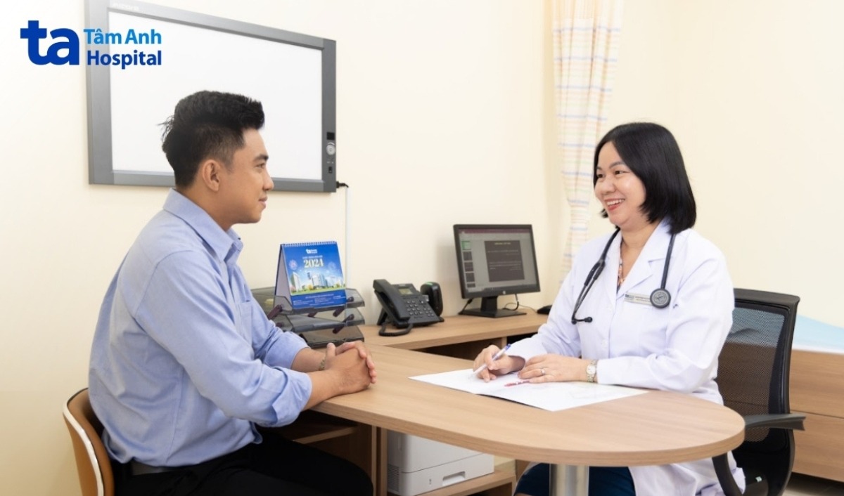 bác sĩ đang tư vấn bệnh