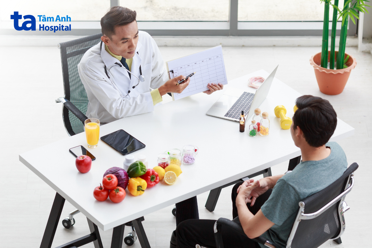 Bác sĩ tư vấn chế độ dinh dưỡng cho người bị tiêu chảy.
