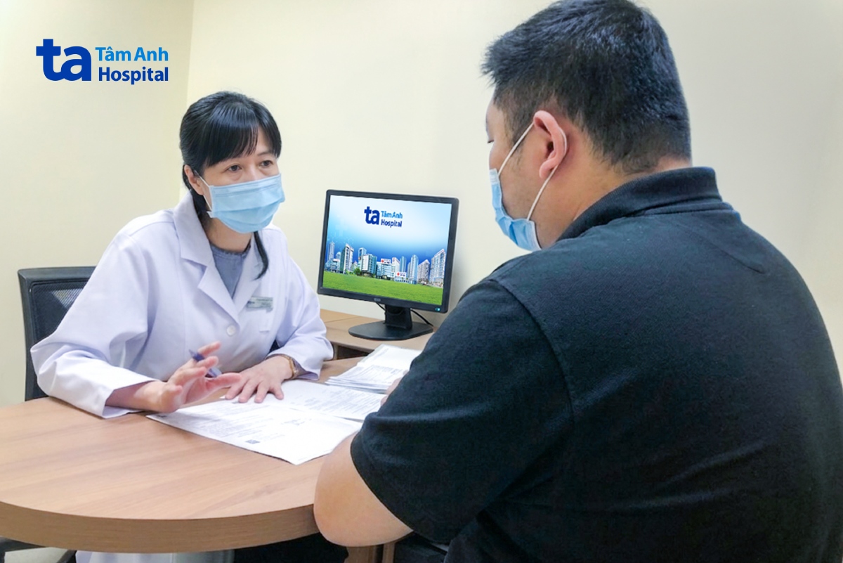 BS.CKI Phạm Thị Thu Hà tư vấn giảm cân cho anh Việt. Ảnh: Bệnh viện Đa khoa Tâm Anh