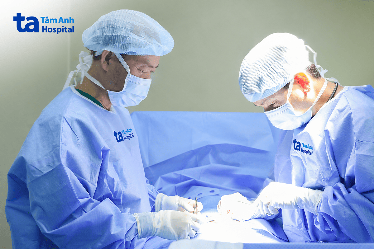 bác sĩ tuấn cùng ê kíp phẫu thuật 2 trong 1 cho hào