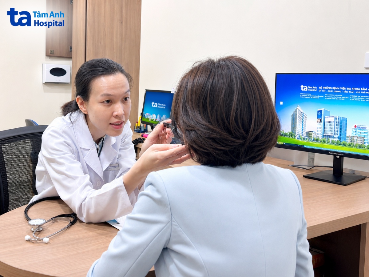 bác sĩ tuyền kiểm tra lại các vết lở loét trong niêm mạc của chị thúy khi tái khám