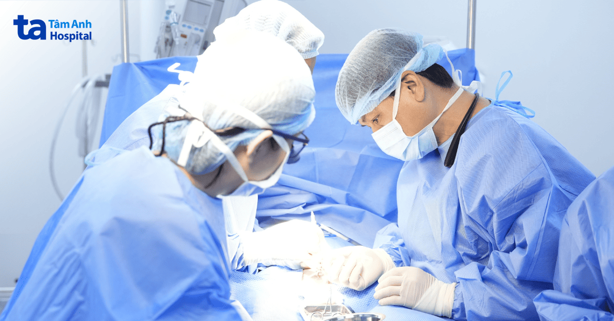 bác sĩ và êkíp ngoại nhi phẫu thuật chỉnh hình lỗ tiểu lệch thấp cho bảo