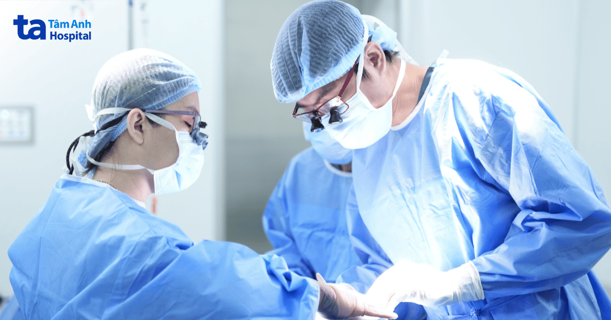 bác sĩ và eekip thực hiện thủ thuật lồng ruột cho hoàng