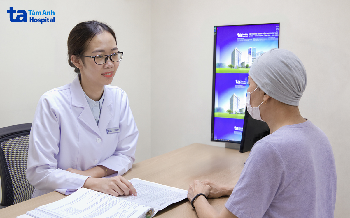 bác sĩ vân hỏi thăm bà dung