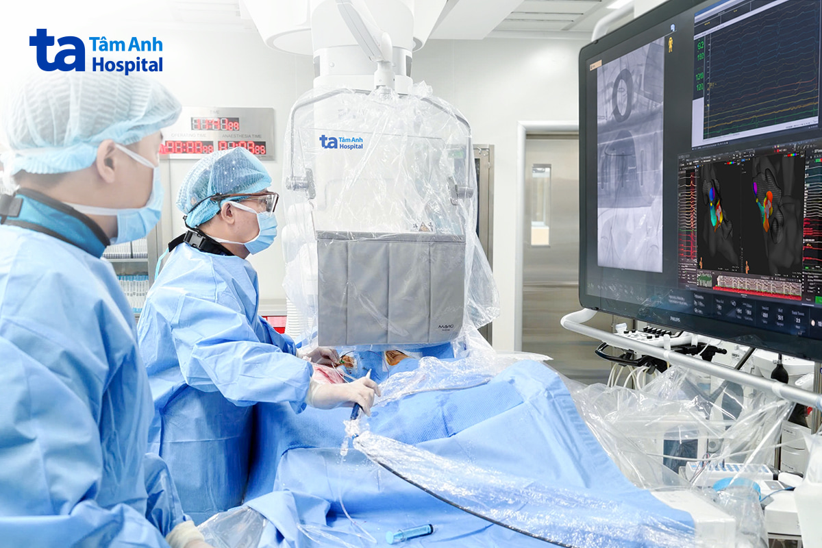 Bác sĩ vẽ bản đồ điện học 3D điều trị nhịp nhanh thất cho bệnh nhân