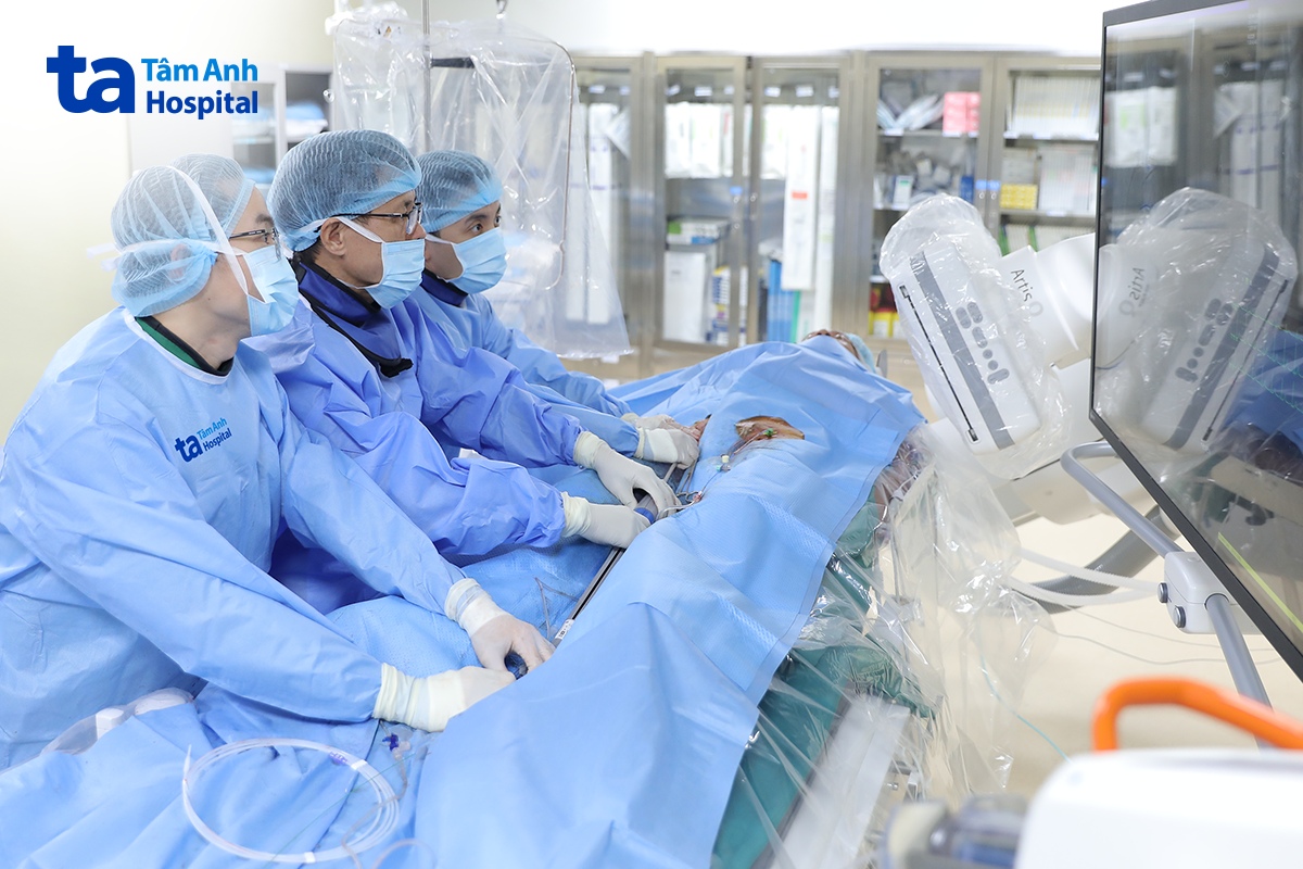bác sĩ vinh đặt stent graft cho người bệnh với sự hỗ trợ của hệ thống chụp mạch hiện đại