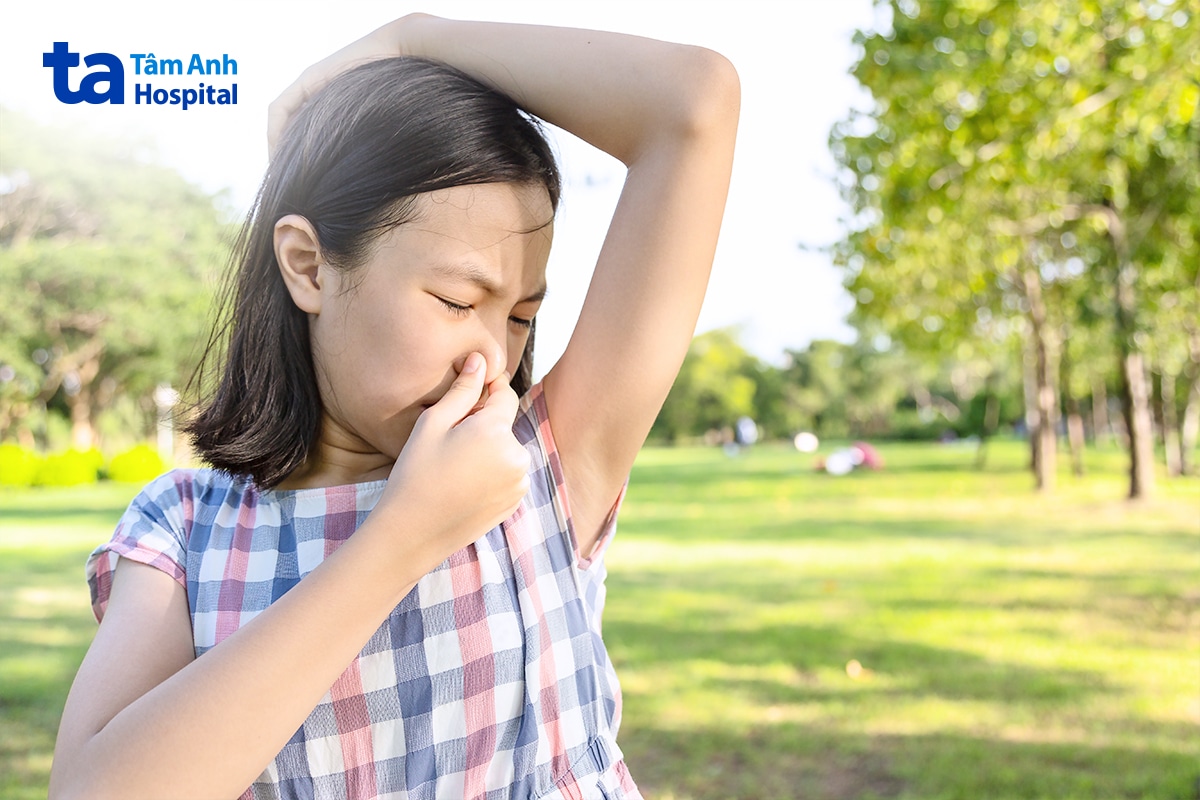 Bé gái nhận thấy mùi cơ thể xuất hiện sớm khi dậy thì