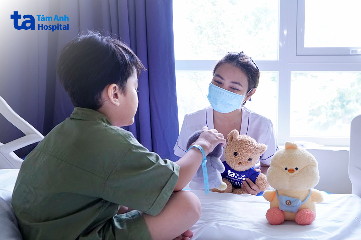 Bé hồi phục nhanh sau mổ, trò chuyện với điều dưỡng trước khi xuất viện
