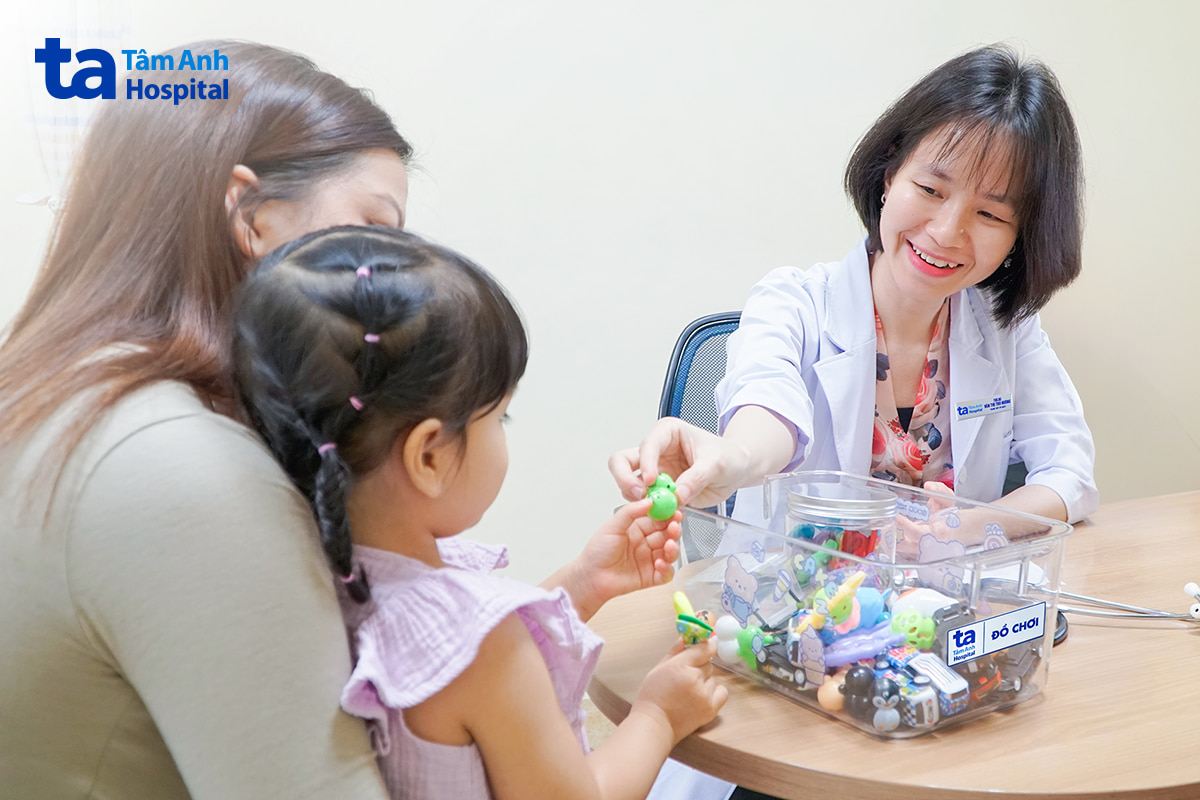 Bé Nhiên tái khám với bác sĩ Thu Hương sau một tháng xuất viện, trái tim hoạt động như bình thường