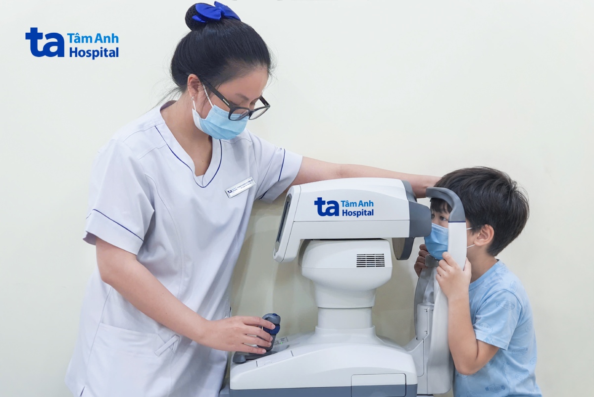 Bé Sang được kiểm tra mắt bằng máy đo khúc xạ tự động. Ảnh: Bệnh viện Đa khoa Tâm Anh