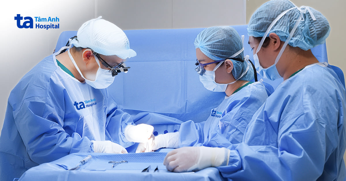 Bé trai được phẫu thuật cắt bỏ thịt dư trước hai bên vành tai
