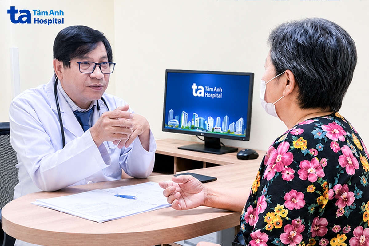 Bà Mỹ tái khám với TS.BS Lâm Văn Hoàng sau khi giảm 11kg. Ảnh: Bệnh viện Đa khoa Tâm Anh