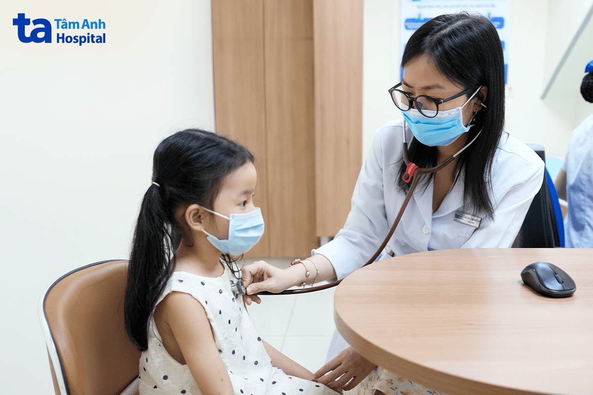 bs.cki lâm bội hy khám sức khỏe cho trẻ tại khoa nhi