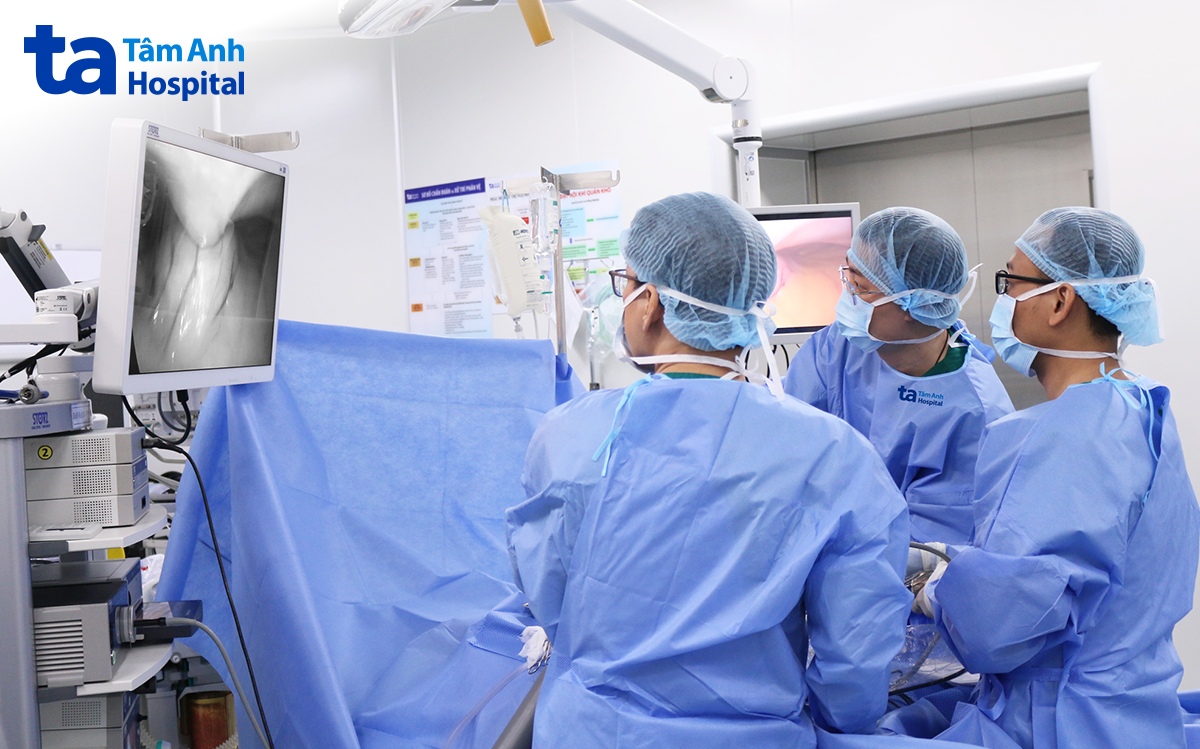 BS Công Khánh thực hiện lấy sỏi