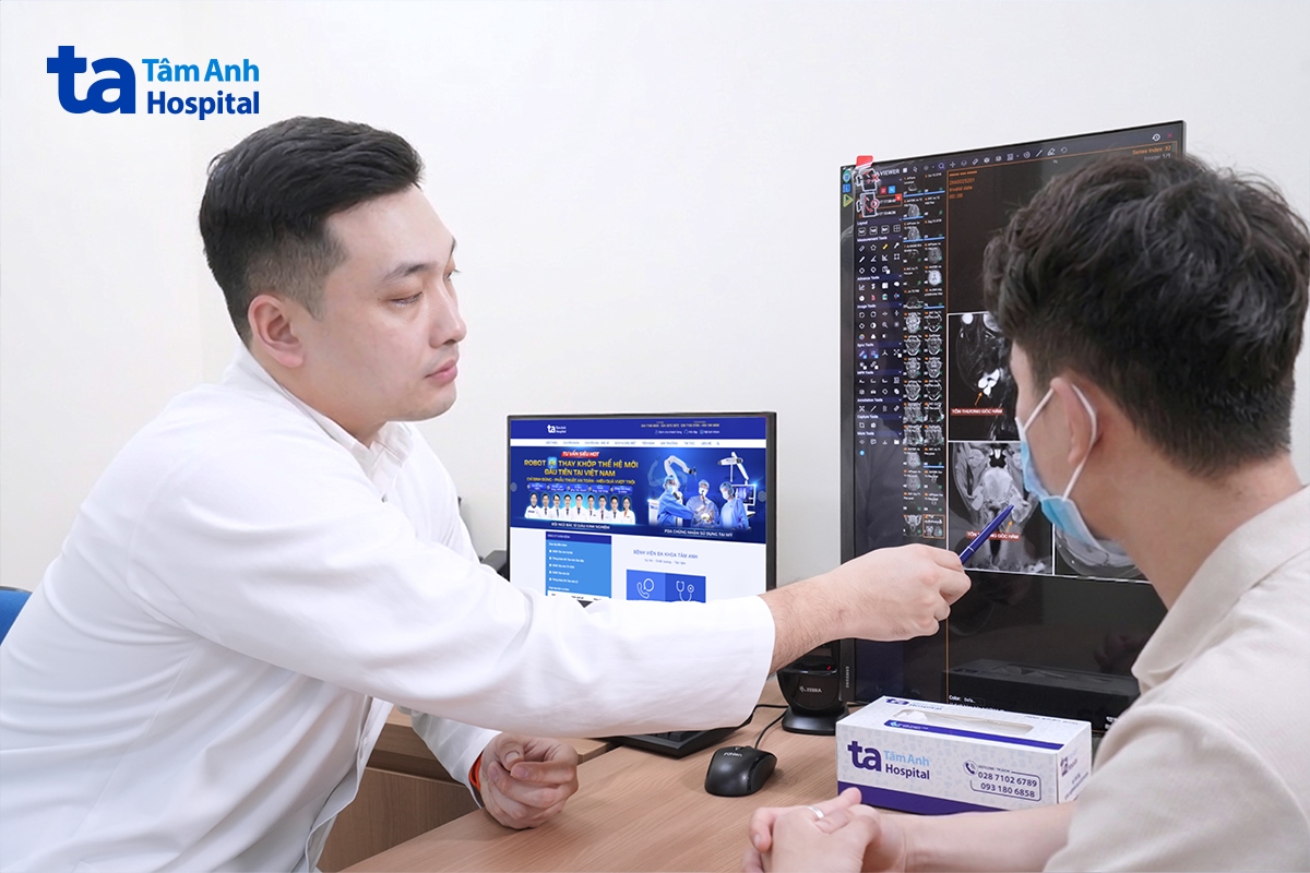 BS đọc kết quả cho bệnh nhân