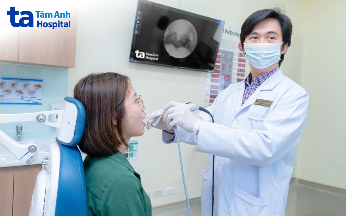 BS Duy nội soi họng cho bệnh nhân