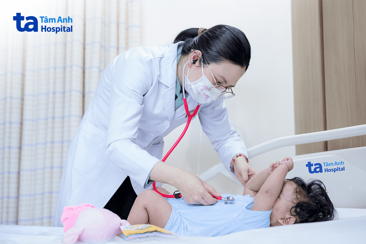 bs khám cho bé ngọc sau mổ
