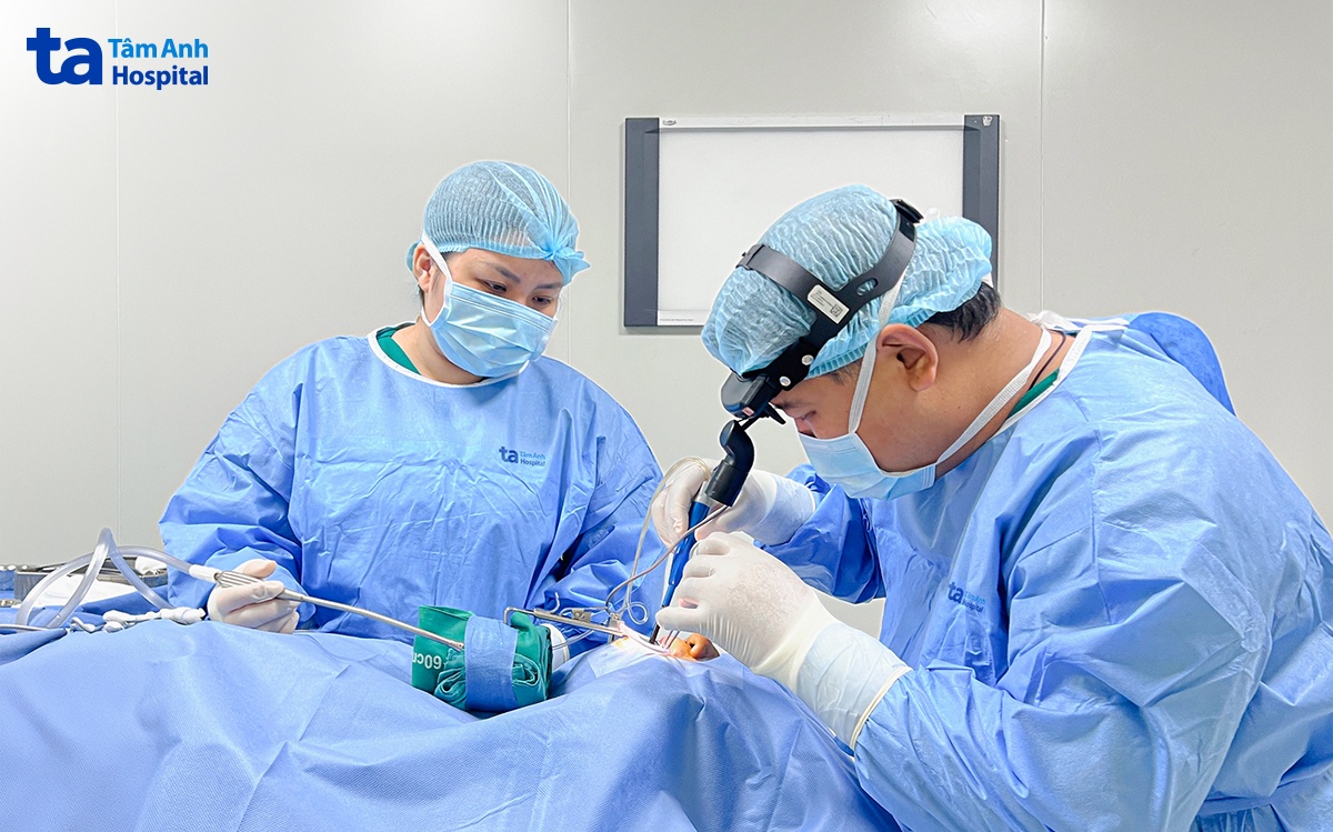 BS Ngọc cắt amidan cho ông Lân