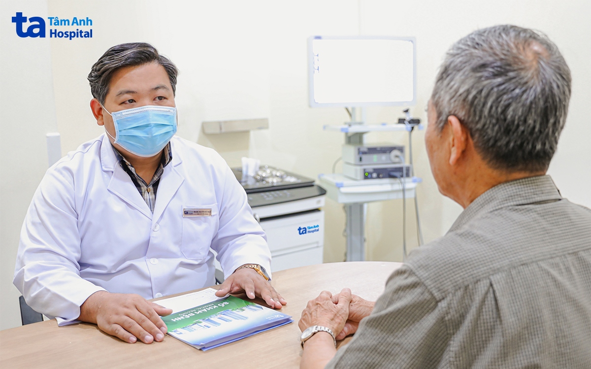 BS Ngọc khám tư vấn cho ông Lân