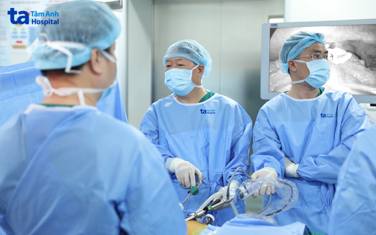 BS Nhân cắt túi mật cho bệnh nhân