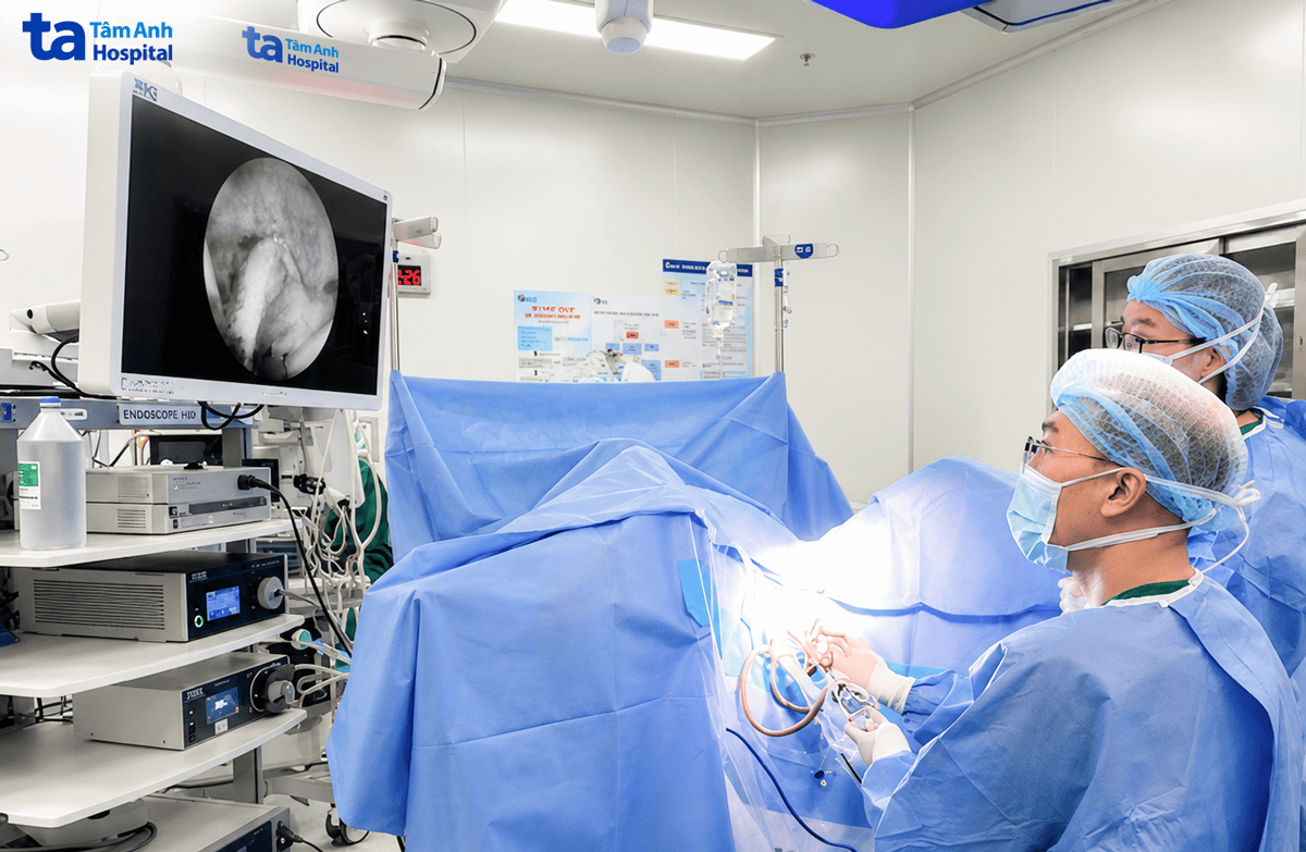 bs nội soi cắt trọn chùm polyp trong tử cung cho người bệnh