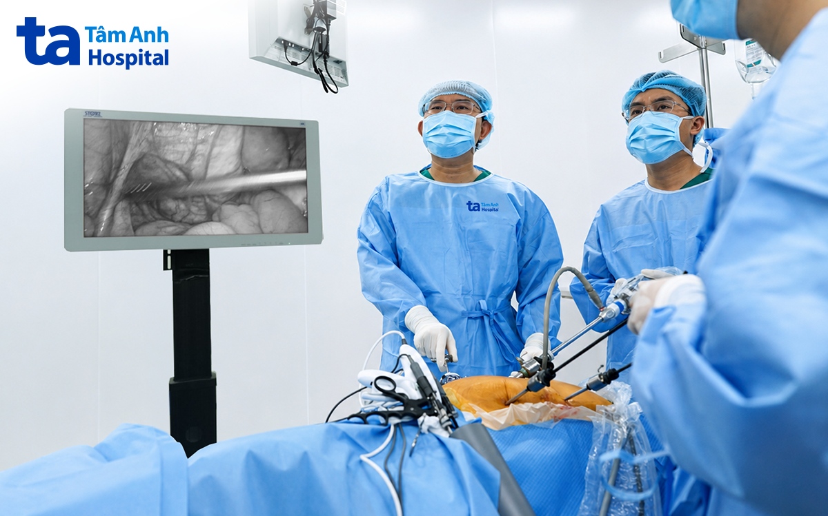 BS Tâm tiến hành cắt đoạn ruột non