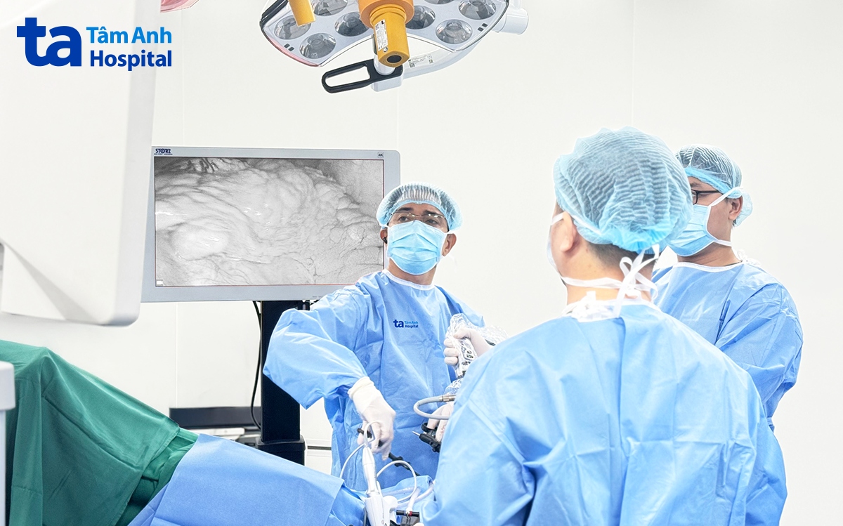 BS Thái đặt tấm lưới nhân tạo cho bệnh nhân