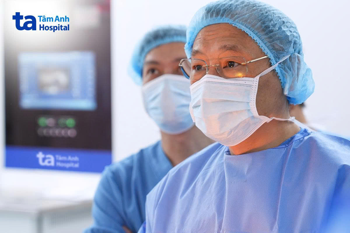 BS Triều Dương phẫu thuật cho bệnh nhân