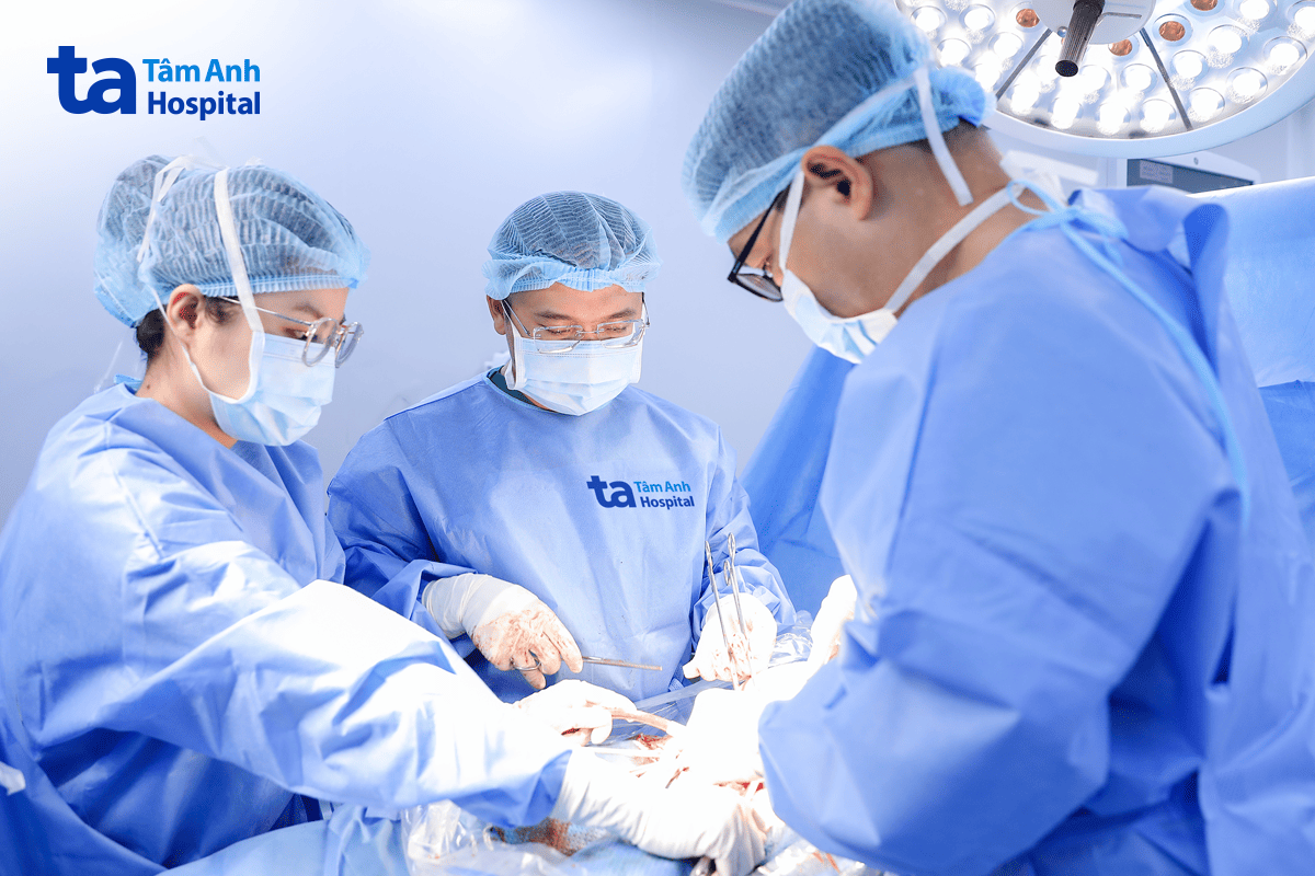 bs và ê kíp phẫu thuật bóc u xơ tử cung cho chị hằng